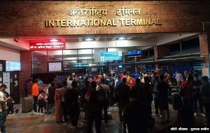 विमानस्थलमा अलपत्र परेका यात्रु उड्न थाले