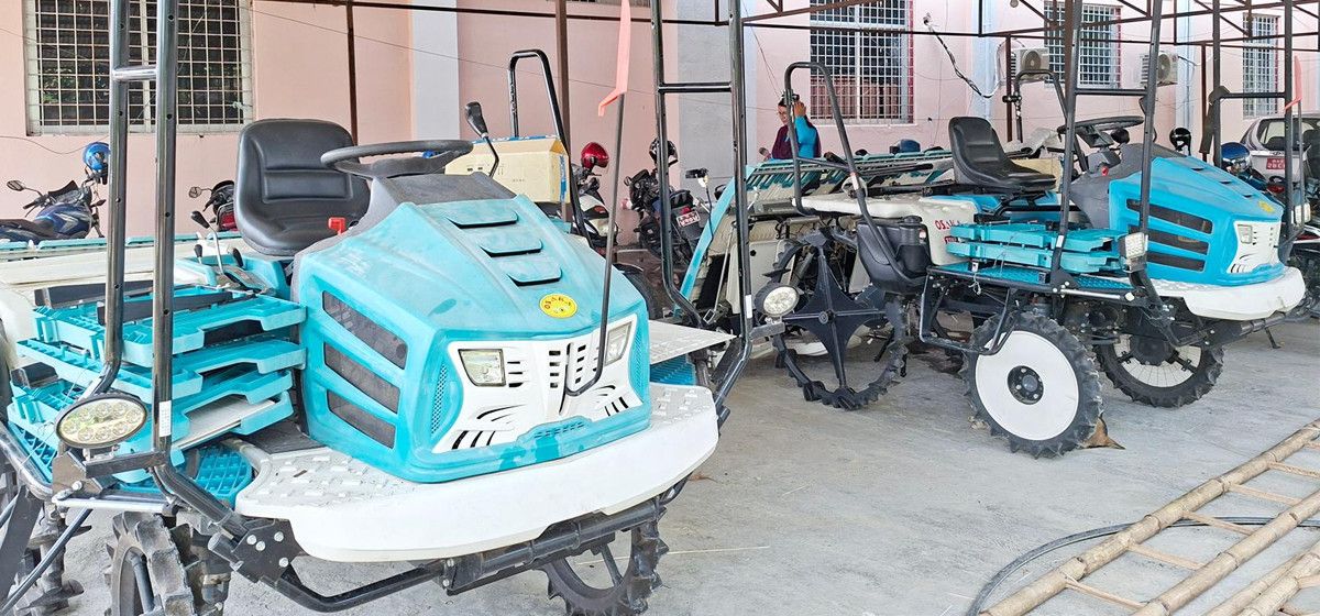 किसानलाई धानरोप्ने उपकरण ‘राइस ट्रान्सप्लान्टर’ प्रदान