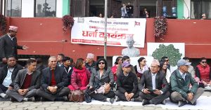 शिक्षक महासंघले दियो कांग्रेस कार्यालयमा धर्ना