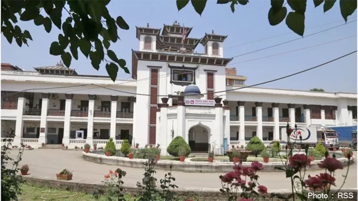 पूर्वप्रमुख निर्वाचन आयुक्त र आयुक्तहरूसँग छलफल गर्दै निर्वाचन आयोग