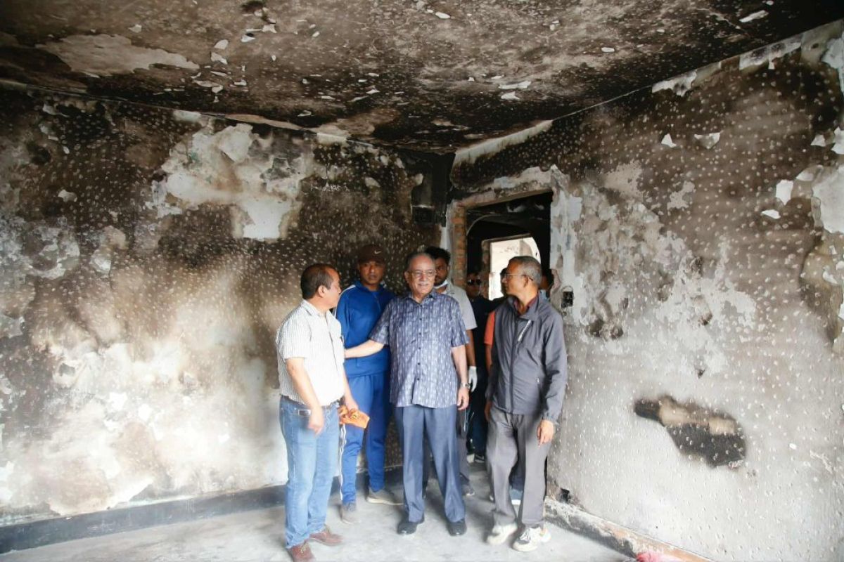 सेनाको सुरक्षामा रहेका नेताहरू बाहिर निस्कन थाले
