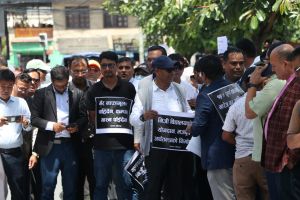 सडकमा उत्रिए निजी विद्यालयका शिक्षक