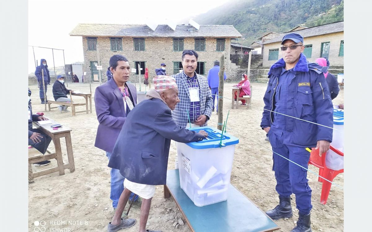 म्याग्दीमा १०७ वर्षीय वृद्धले मतदान गर्नुभयो