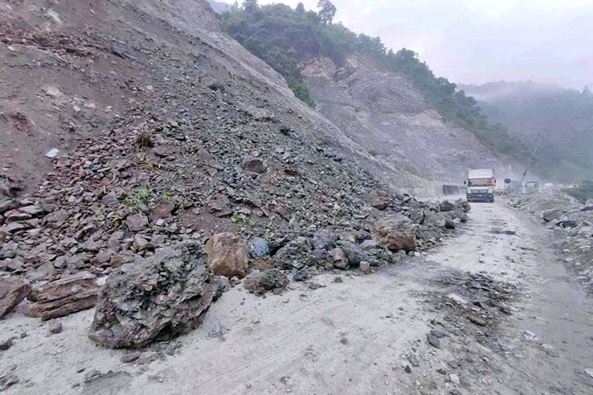 पहिरोले अवरुद्ध नारायणगढ-मुग्लिन सडक सञ्चालनमा आयो