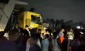 भेरीको भेलमा टिपर बग्यो, रुकुममा ३ जनाको खोजी जारी