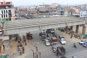   ग्वार्को फ्लाइओभरमा कालोपत्रे गर्न थालिएको छ ...