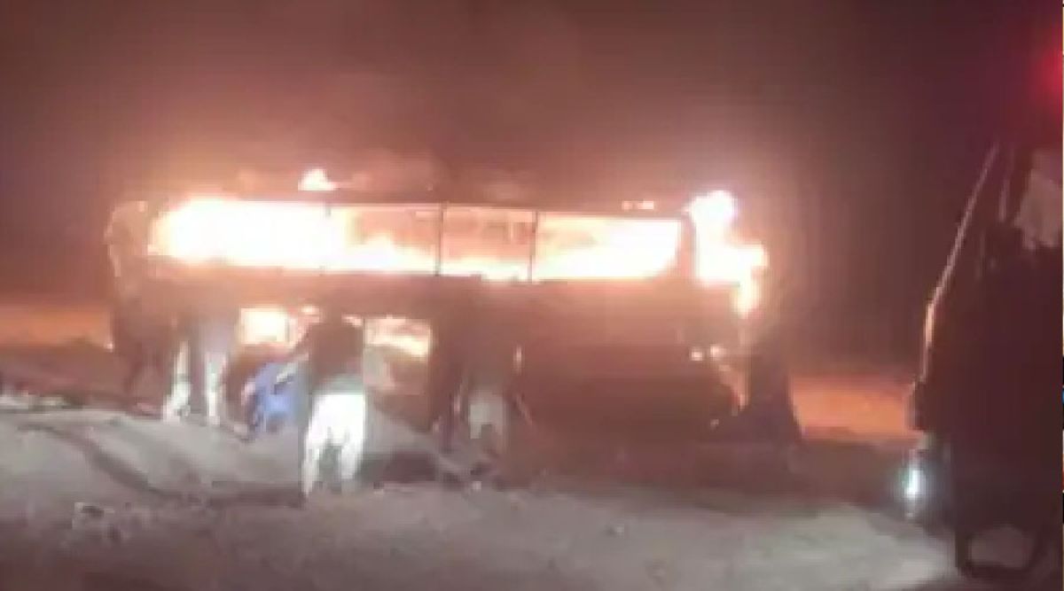 इरानबाट फर्किंदै गरेका अफगानी चढेको बसमा आगलागी, ७३ जनाको मृत्यु