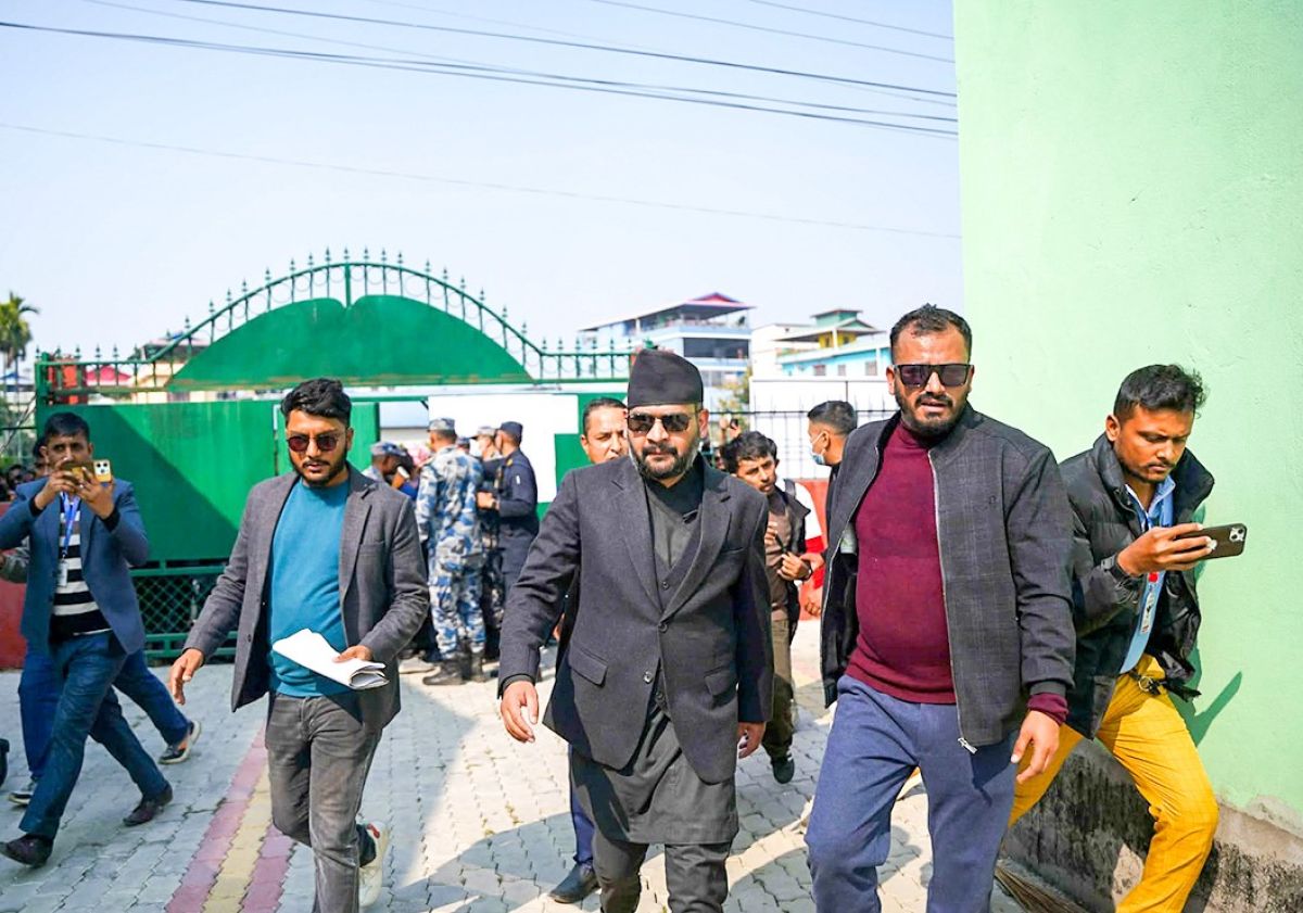 निर्वाचन अधिकृतको कार्यालय पुगे बालेन