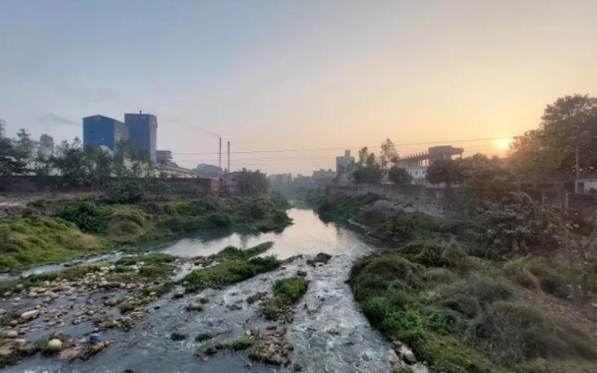 सिर्सिया नदीमा फोहर मिसाउने उद्योगलाई प्रशासनले कारबाही गर्ने