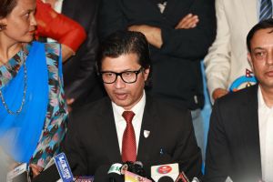 डा. लेखजंगले सार्वजनिक गरे पहिलो श्रीमतीसँग डिभोर्स भैसकेको कागज
