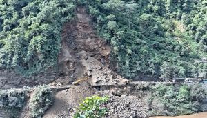   जवाङखोला र तिङराङखानीमा पहिरो, पृथ्वीराजमार्ग फेरि अवरुद्ध ...