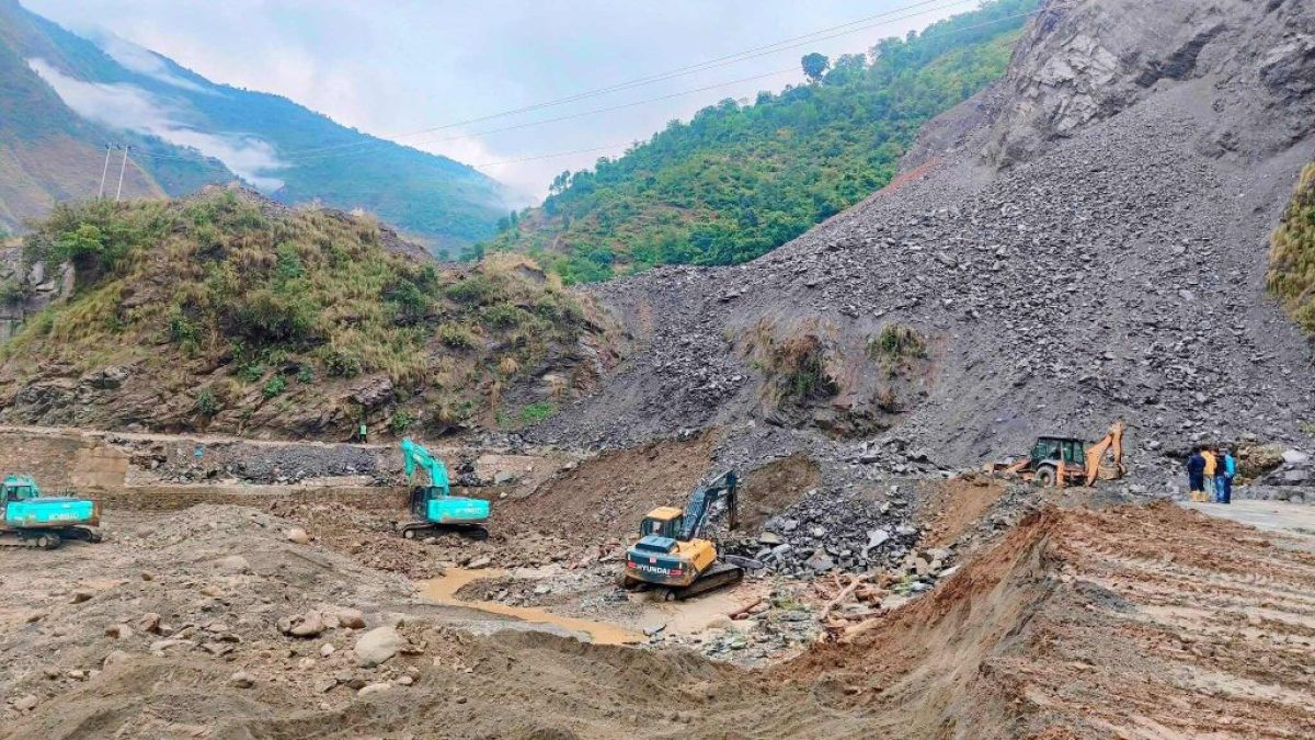 सुख्खा पहिरो गएपछि ३ दिनदेखि बिपी राजमार्ग अवरुद्ध, डाइभर्सन बनाइँदै