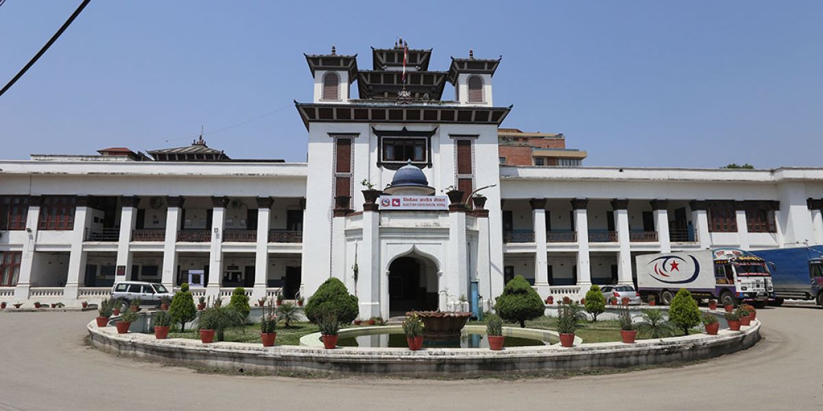 चुनावको तयारीबारे सरकार र दलहरूलाई एकसाथ ब्रिफिङ गर्दै निर्वाचन आयोग